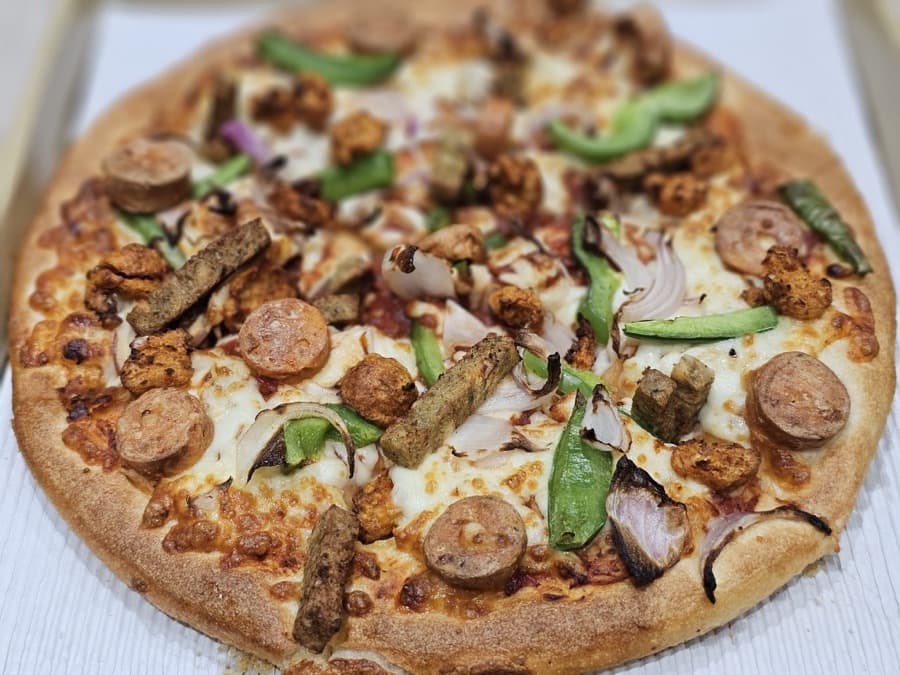 Chicken pizza with melted cheese